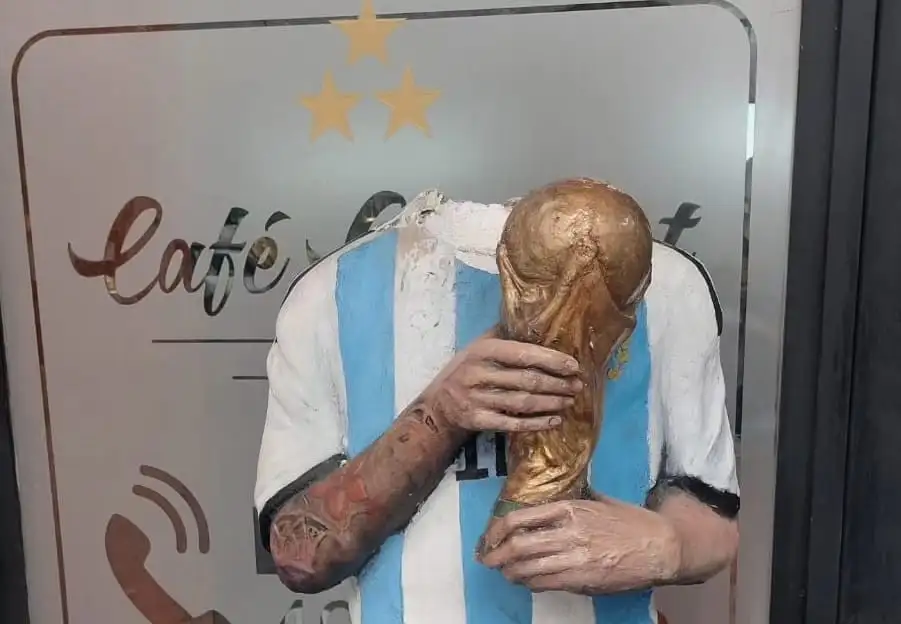 La estatua estaba en el café desde principios de 2018.