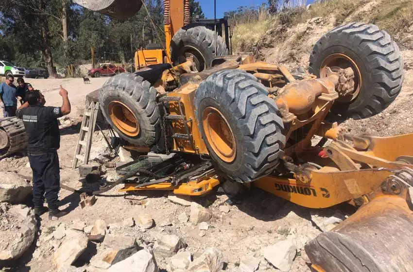 Batán: cayó con la pala mecánica en una cantera y quedó atrapado