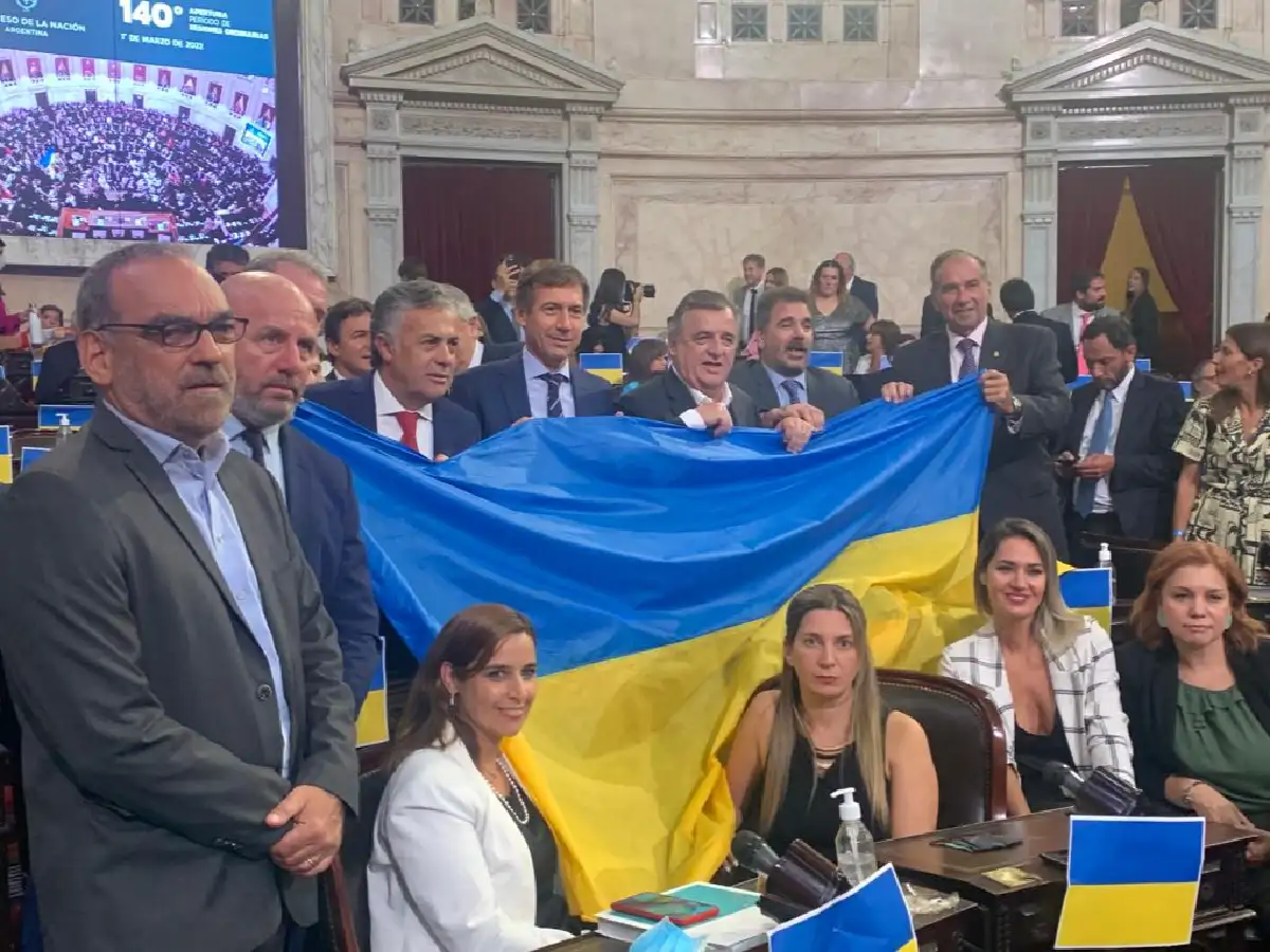 Juntos por el Cambio llenó el Congreso de banderas de Ucrania para cuestionar la postura del Gobierno