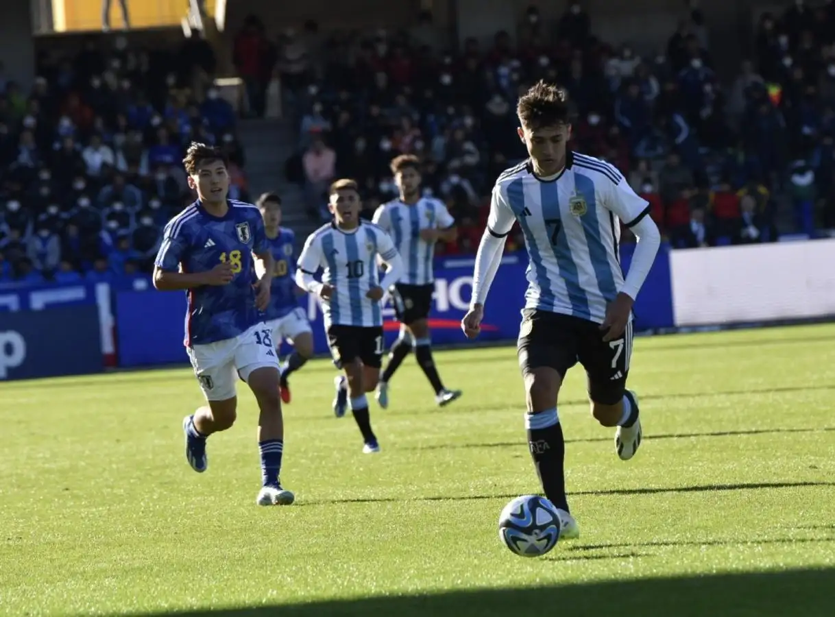 Argentina estuvo al frente por 2 a 1 hasta los 50 minutos pero los asiáticos fueron arrolladores.