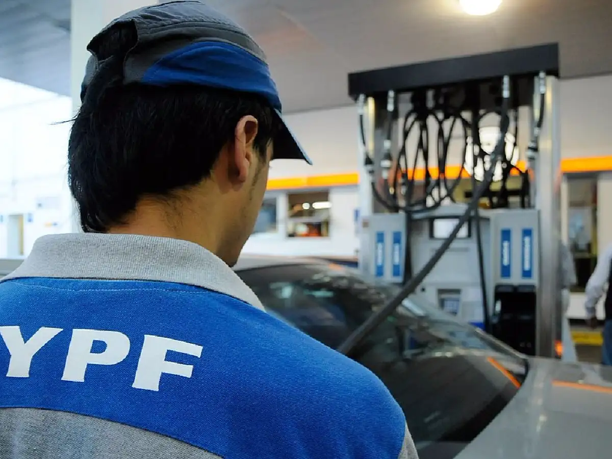 Aumentos del 4,55 % y 9,5 % en los precios de las naftas de las petroleras YPF y Shell