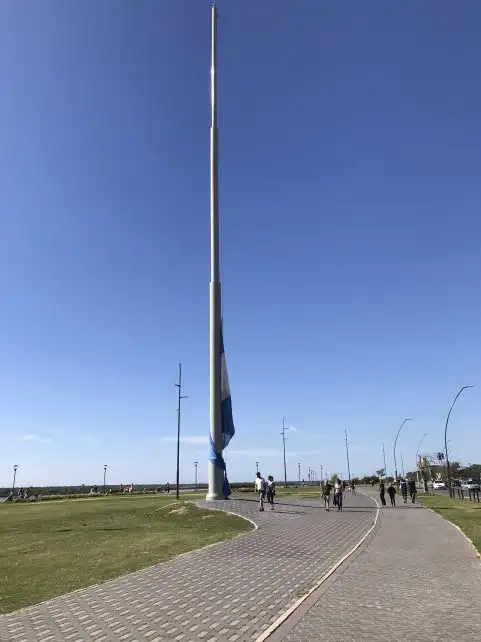 Tiraron abajo la bandera más alta de Rosario