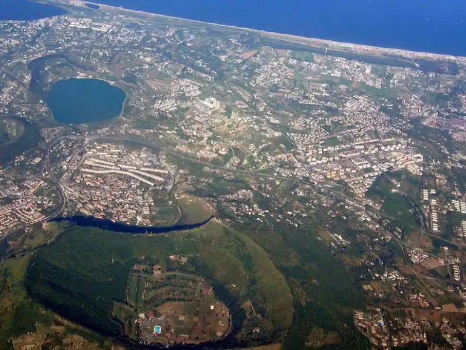 Vista aérea de la zona de los Campos Flégreos.