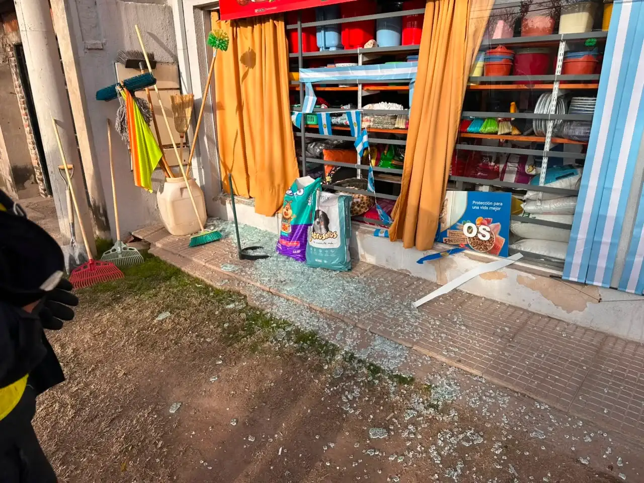 El frente del comercio quedó destruido.