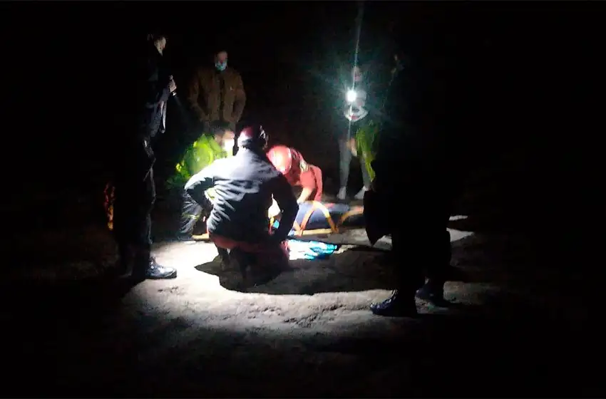 Cayó de un acantilado de 25 metros y se encuentra grave