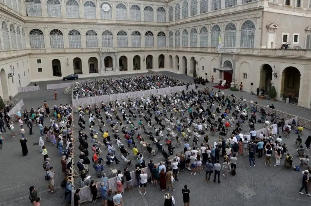 Tras seis meses de aislamiento el Papa celebró su primera audiencia con fieles