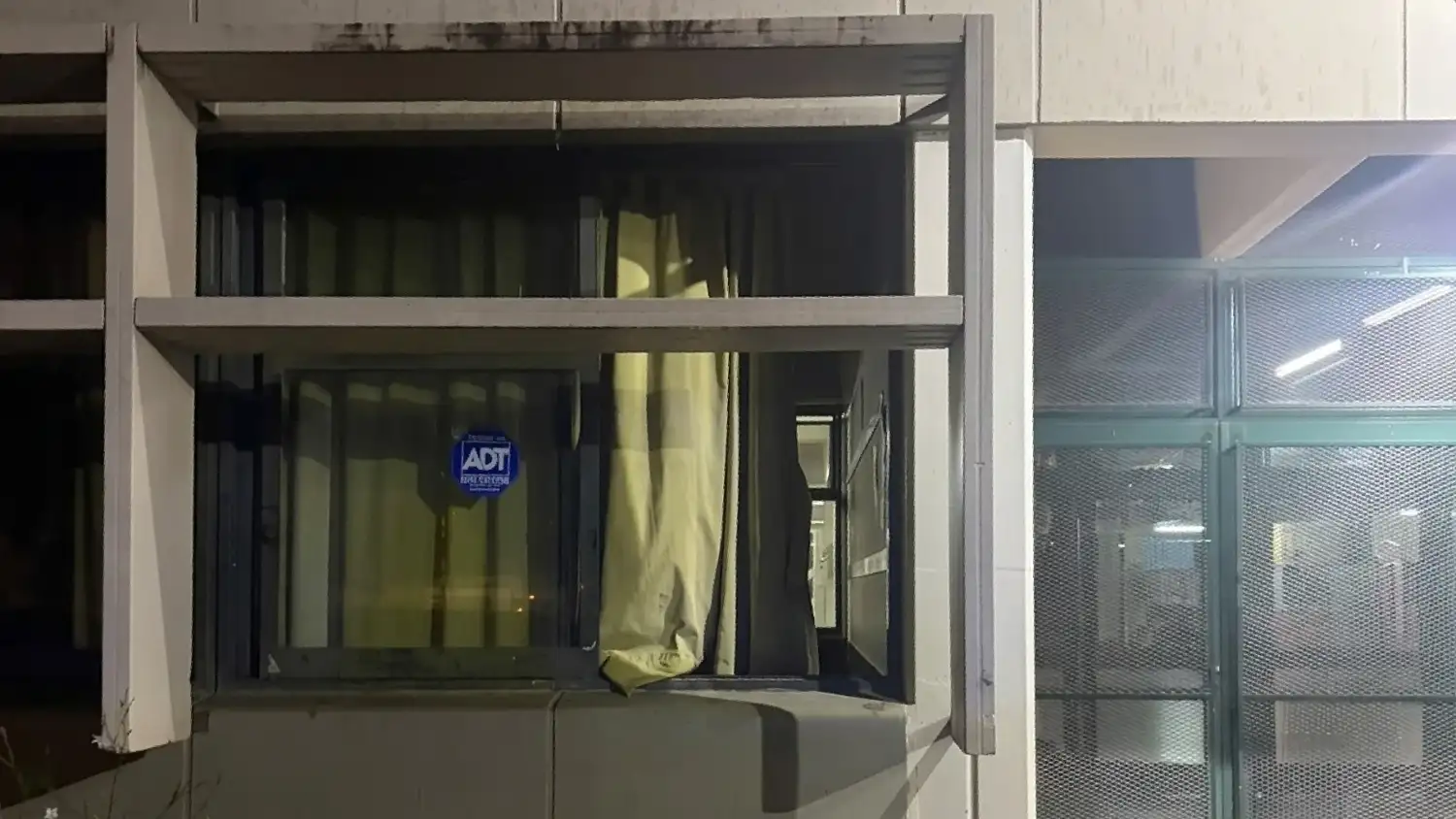 Los adolescentes entraron por la venta del colegio.