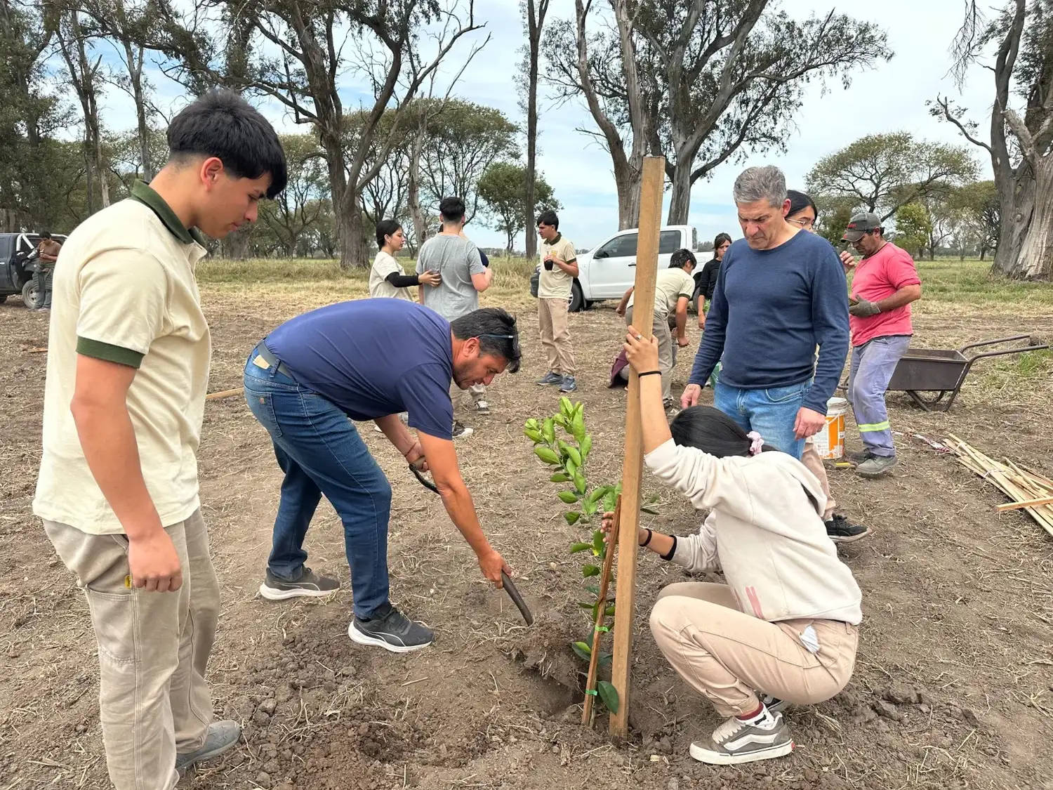 El municipio amplía el Bosque Nutricional con la plantación de 100 cítricos junto a estudiantes de “la escuela de campo”.