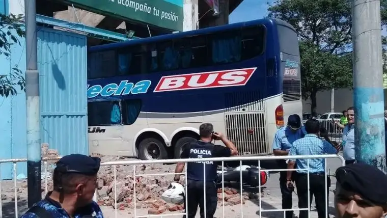 El micro de Unión chocó una pared en el estadio de Belgrano: un herido