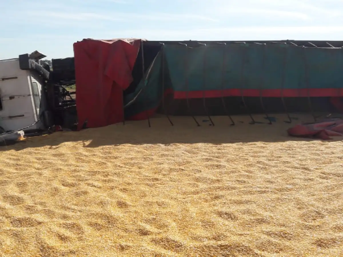 Volcó camión con cereal  y sufrió heridas el chofer