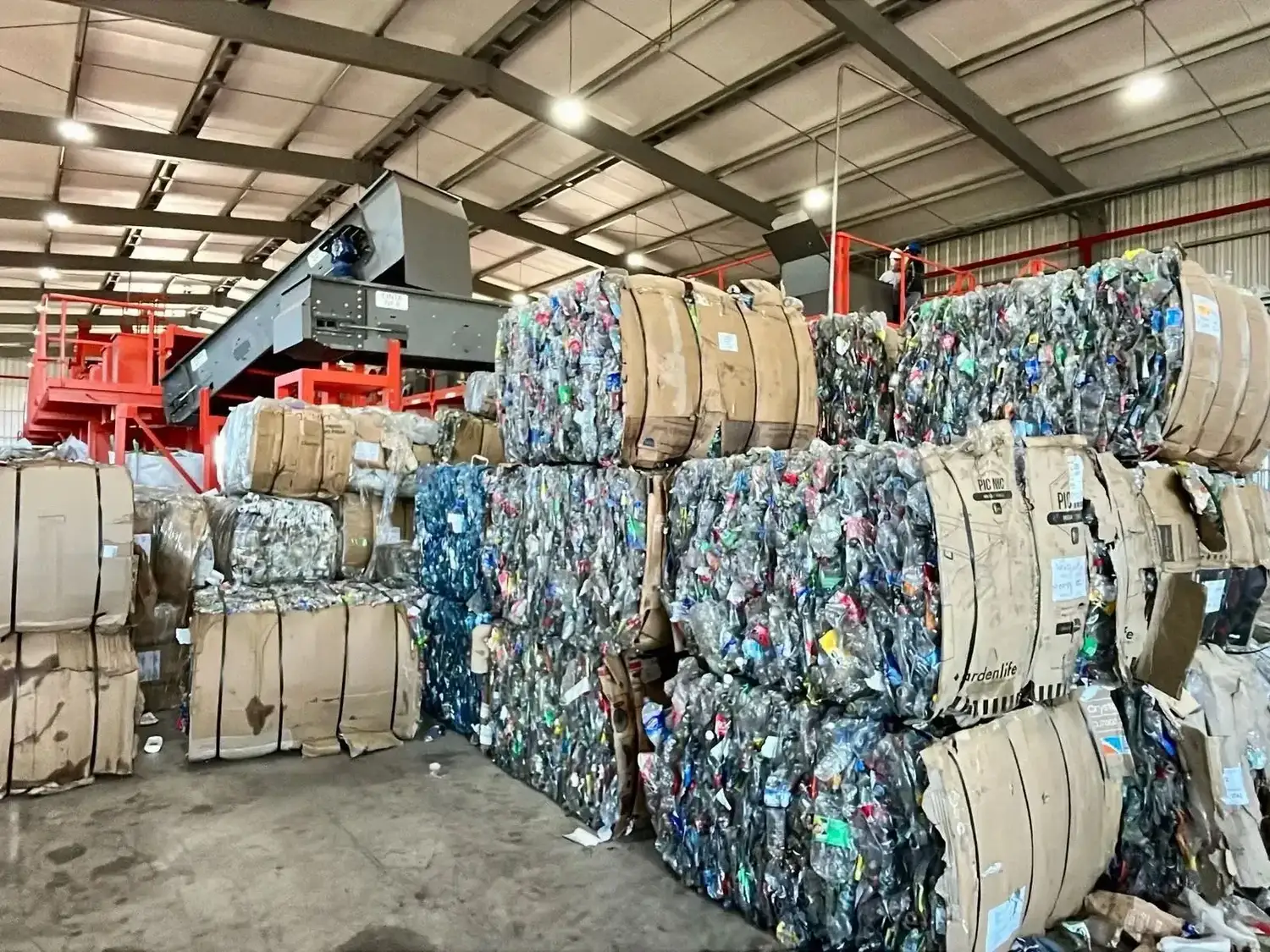 Grandes fardos de plástico compactado se acumulan en la planta de tratamiento de residuos de Venado Tuerto, donde el proceso de separación y reciclaje permite recuperar toneladas de materiales para su posterior reutilización en la industria.