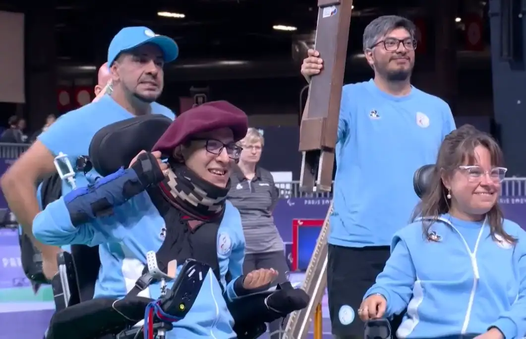 Rodrigo Romero y Stefanía Ferrando junto a sus asistentes celebrando el bronce.
