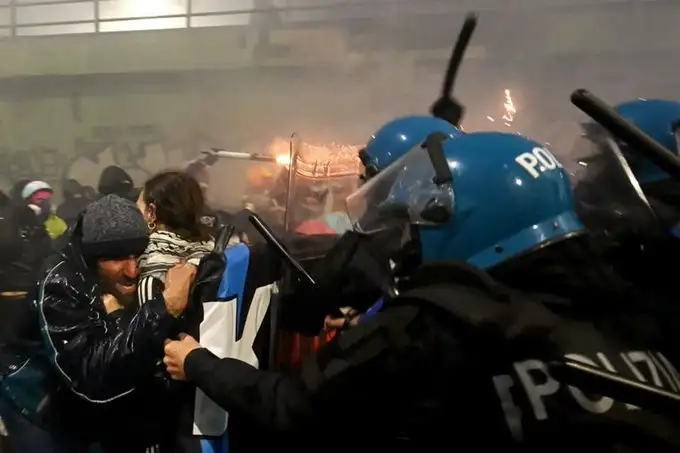 Violenta protesta en Milán.