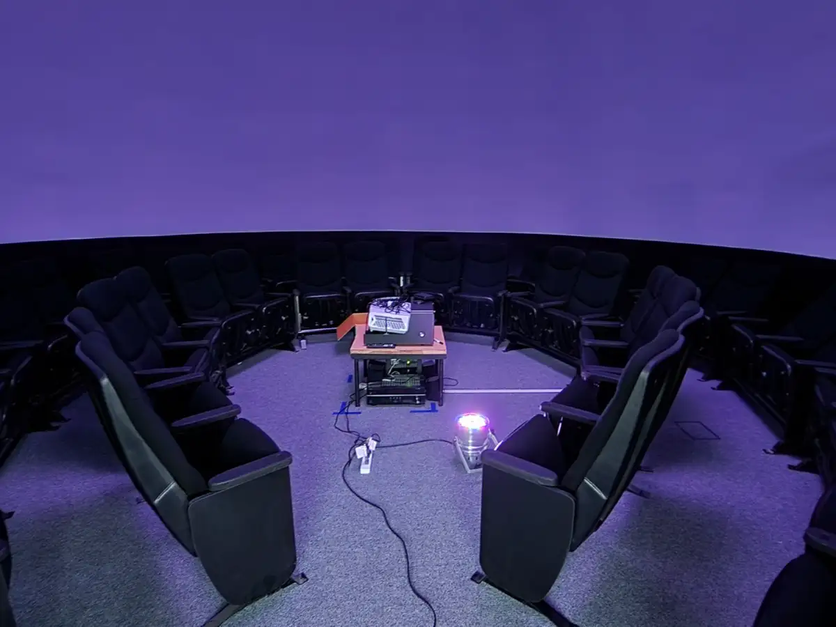 Un planetario para conocer el espacio ya se instala en la Tecnoteca  