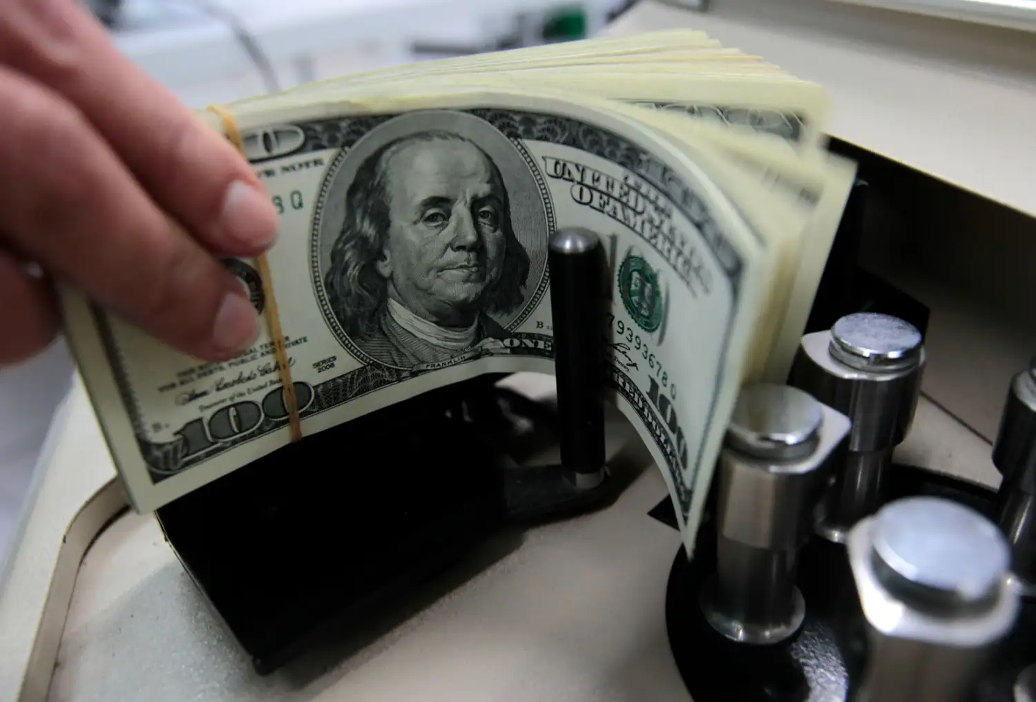 El dólar blue continuó su escalada y la brecha se acerca al 50%
