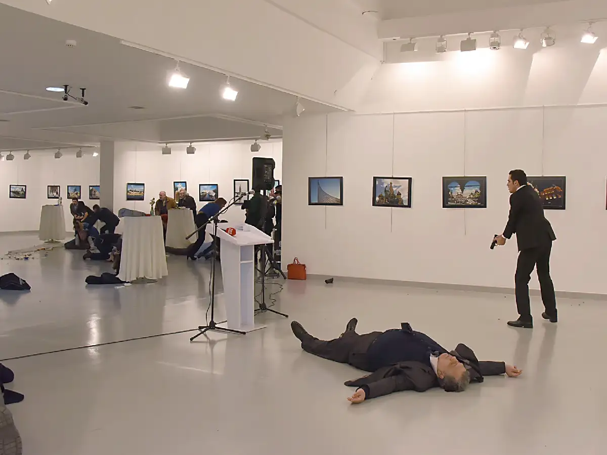 Un policía turco asesina a tiros al embajador ruso en Turquía durante una exhibición