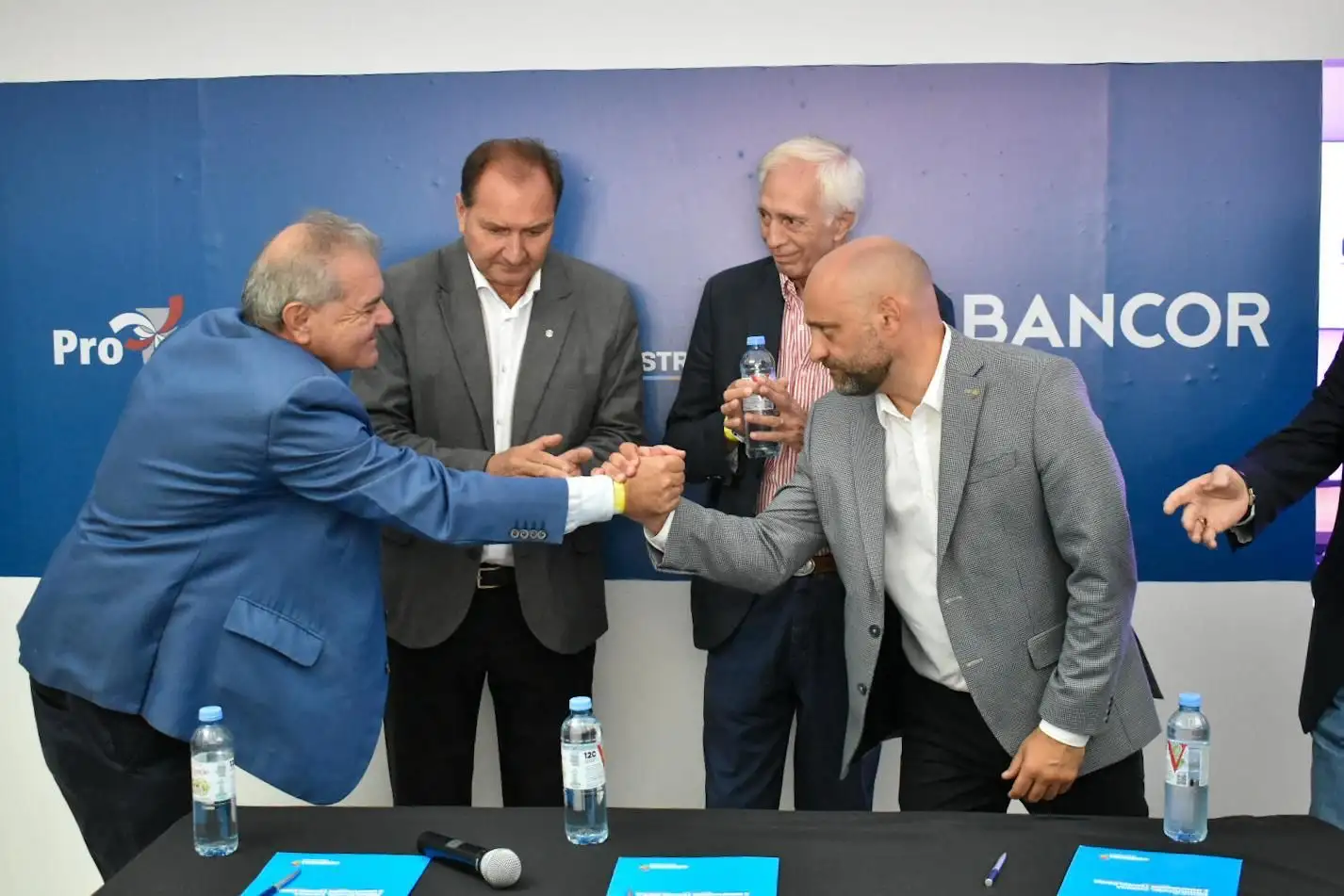 Los ministros de las tres provincia en la firma del convenio.