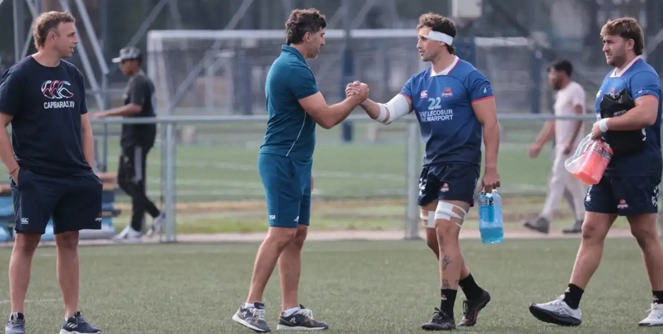 MIRADA PUMA EN CAPIBARAS. Juan Martín Fernández Lobbe, entrenador de Los Pumas que llegó acompañado de Andrés Bordoy, saluda a los jugadores de Litoral Rugby antes del debut de este sábado en Rosario. Foto: Martín Perego / Prensa Capibaras.