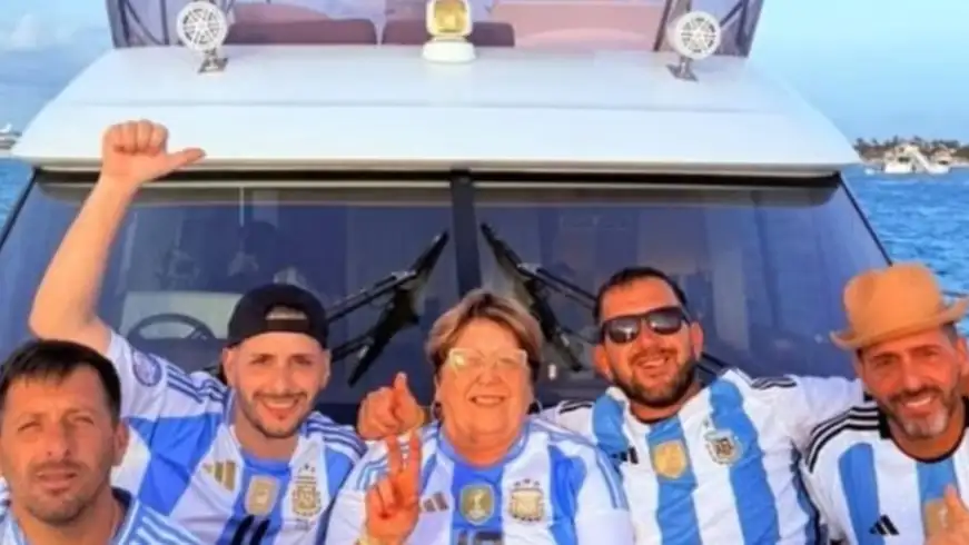 Ana Lucía Conte en el centro de la foto y Pantano a la derecha. La Justicia sospecha que son testaferros de dirigentes de AFA (Foto: Infobae)