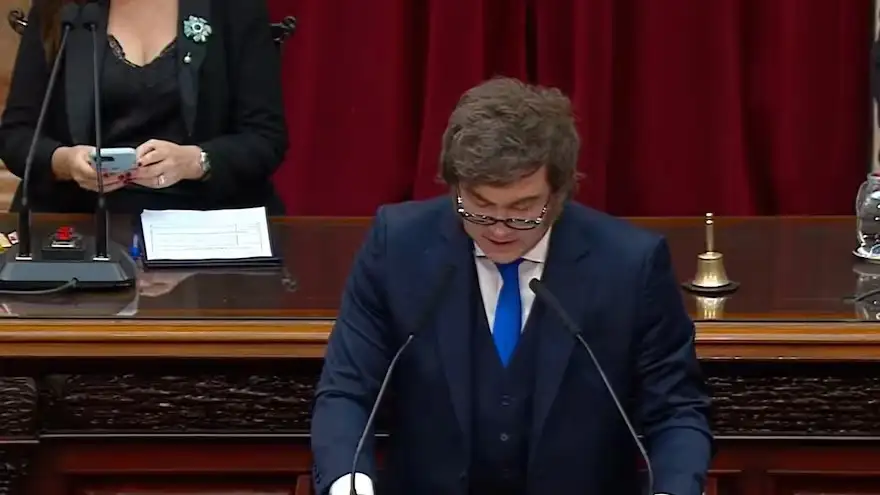 Milei durante la apertura de legislativas y Villaruel con el celular