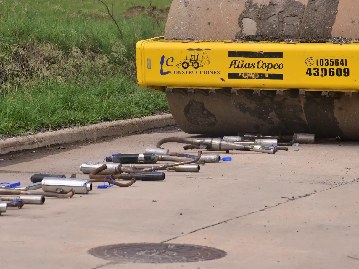 Compactaron 90 caños de escapes secuestrados en controles de tránsito