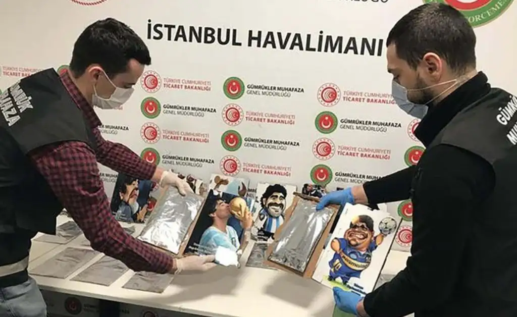 Incautaron un cargamento de cocaína oculta en retratos de Maradona