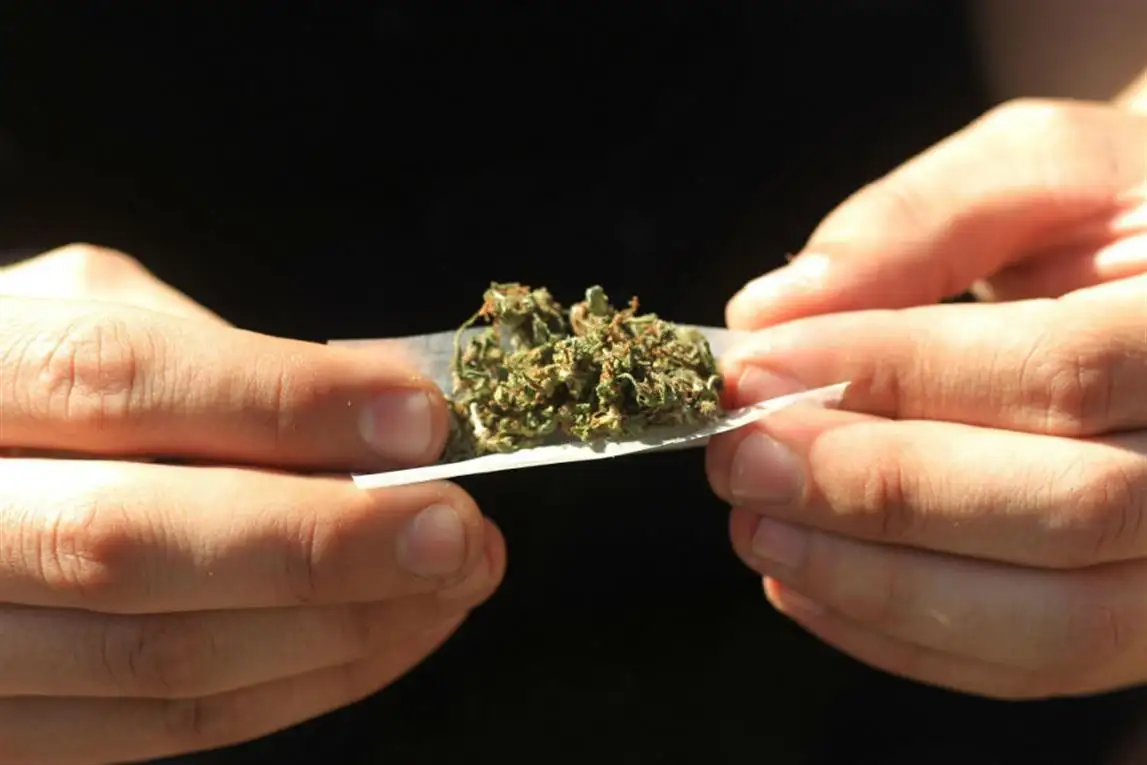 Un alumno de 14 años le vendía marihuana a sus compañeros