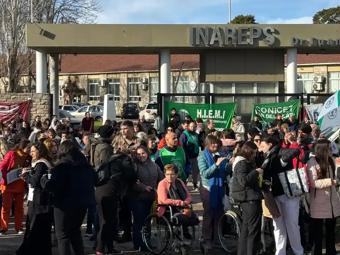 “Actualmente tenemos 60 pacientes internados, somos 360 personas trabajando y no damos abasto con la atención”, advirtió Bustamante.