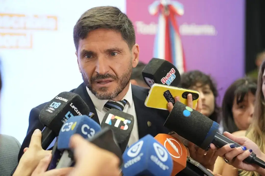 El mandatario santafesino reconoció el reclamo de los policías y anunció aumentos de salarios.