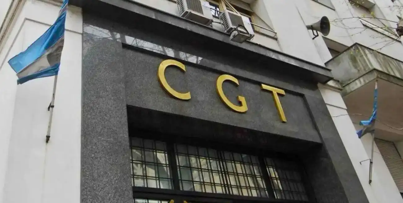 El líder de Camioneros, que presentó a Argüello como representante de su sindicato en el triunvirato de la Confederación General del Trabajo de la República Argentina.