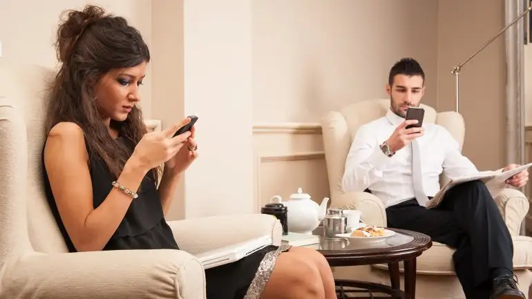 Phubbing: cuando el celular se transforma en un enemigo de la pareja