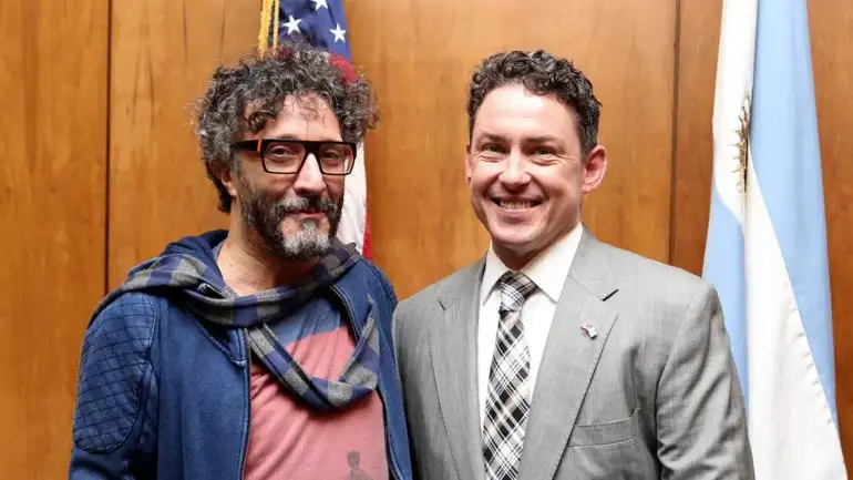 El embajador de los EEUU felicitó a Fito Páez tras recibir un premio