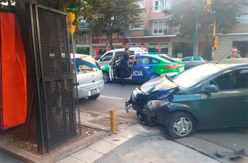 Otro siniestro vial en la avenida Colón: una mujer se salvó de milagro