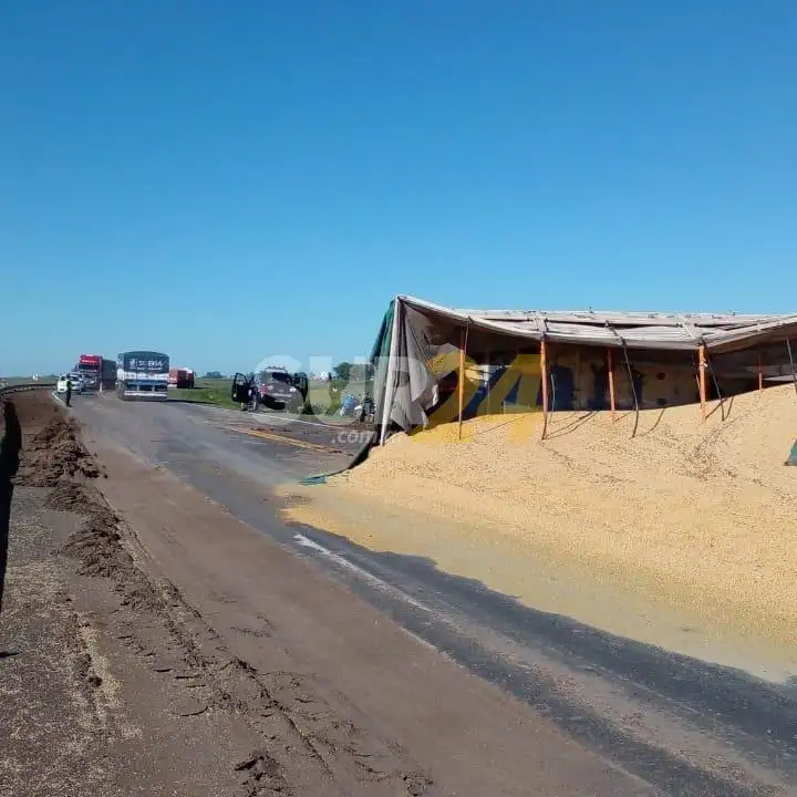 Volcó un camión sobre la Ruta 33 a la altura de Chovet