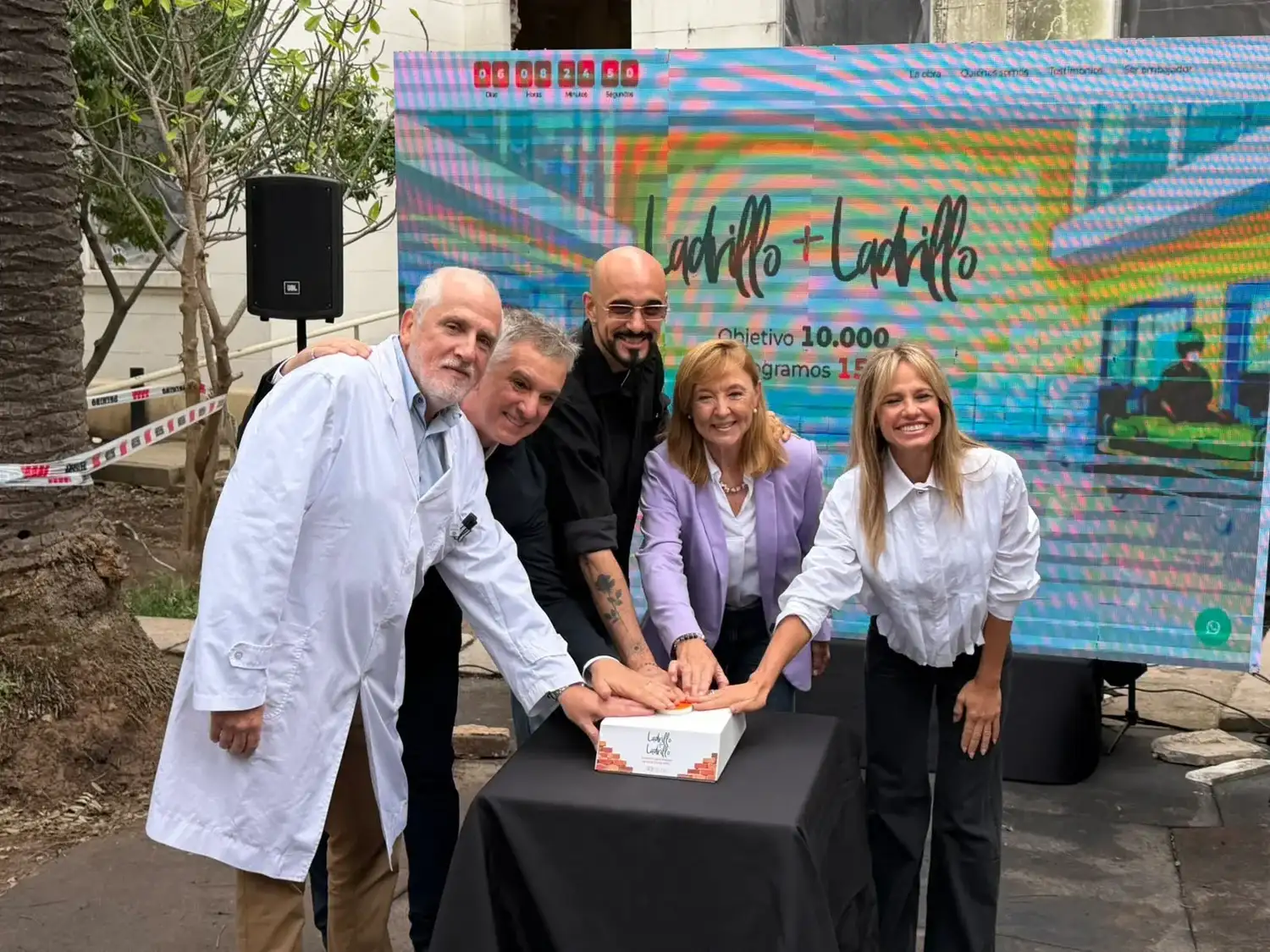 Marcelo González, Abel Pintos y Mariana Fabbiani junto directivos del Hospital de Niños.