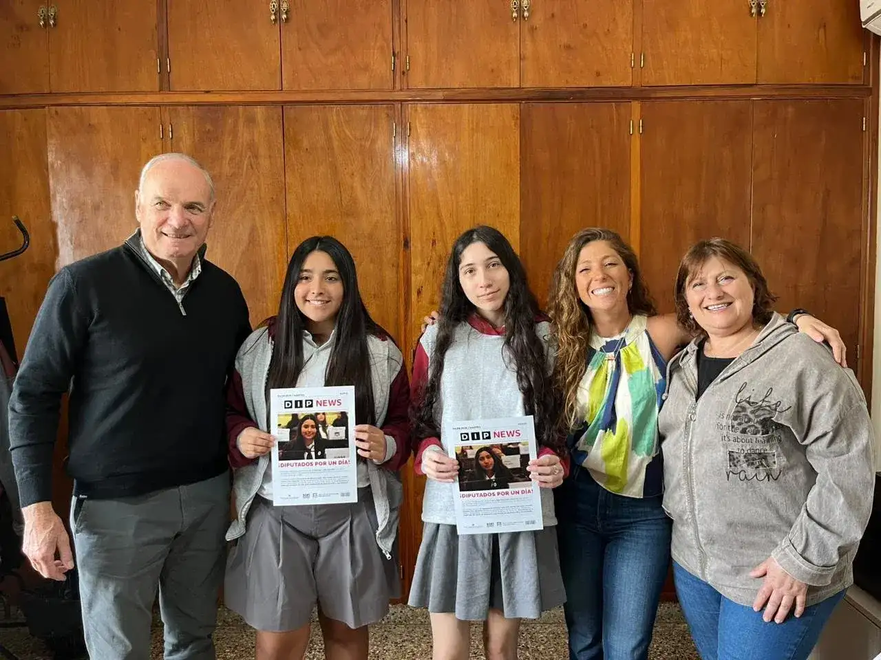 Sofía Galnares junto a estudiantes de Villa Cañás que participaron de Diputados por un Día.
