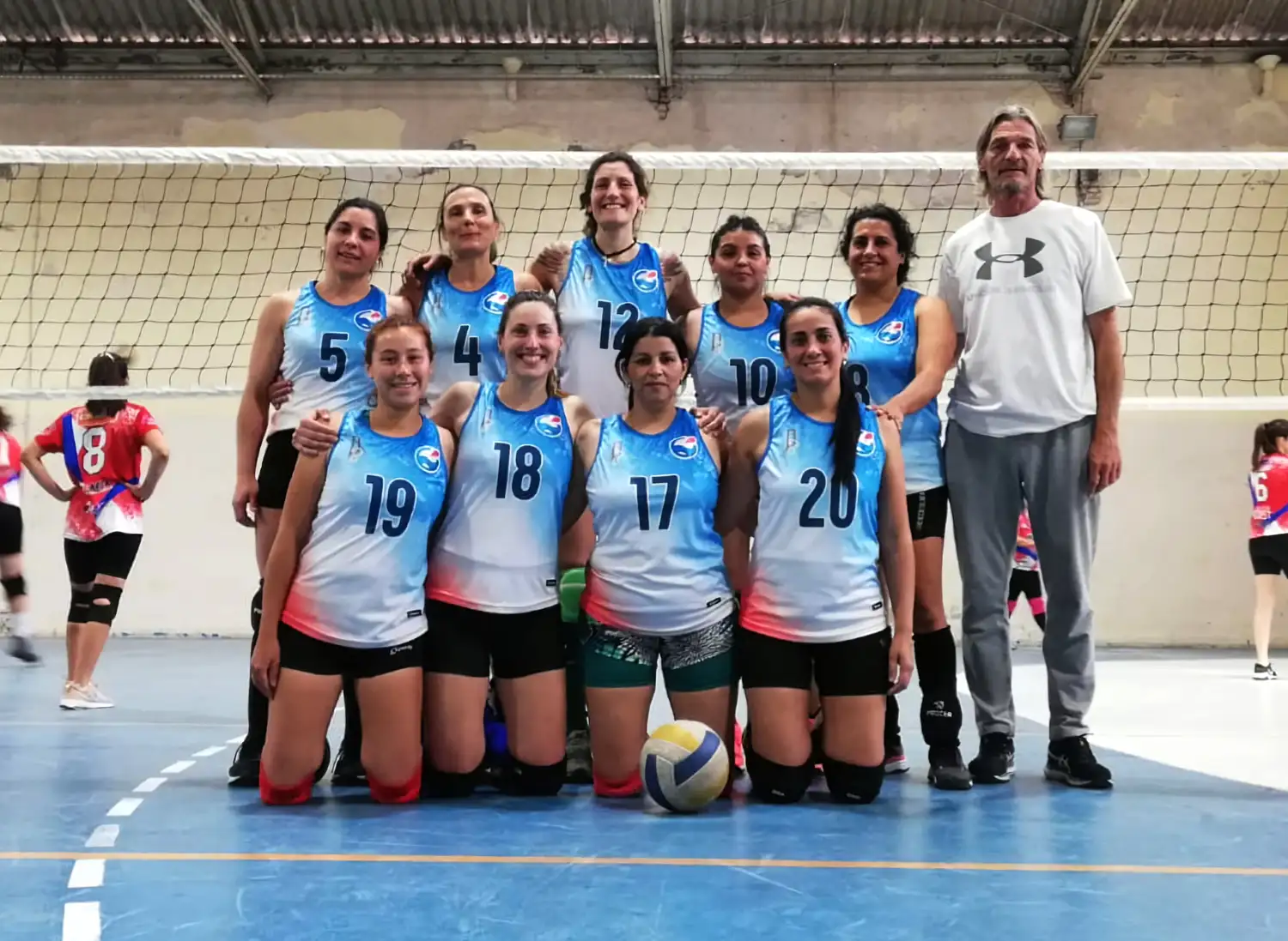 El equipo municipal de voley de Villa Cañás que compitió durante 2023.