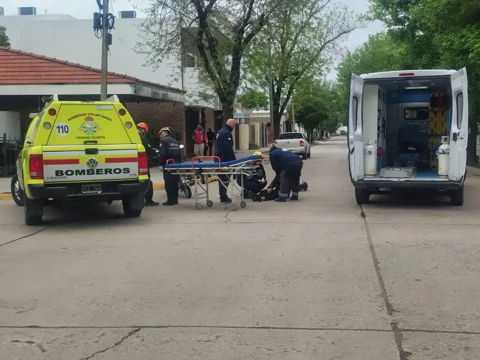 Personal de Bomberos Voluntarios de Venado Tuerto asiste a una motociclista tras un accidente de tránsito ocurrido en la intersección de las calles Italia y Pellegrini.