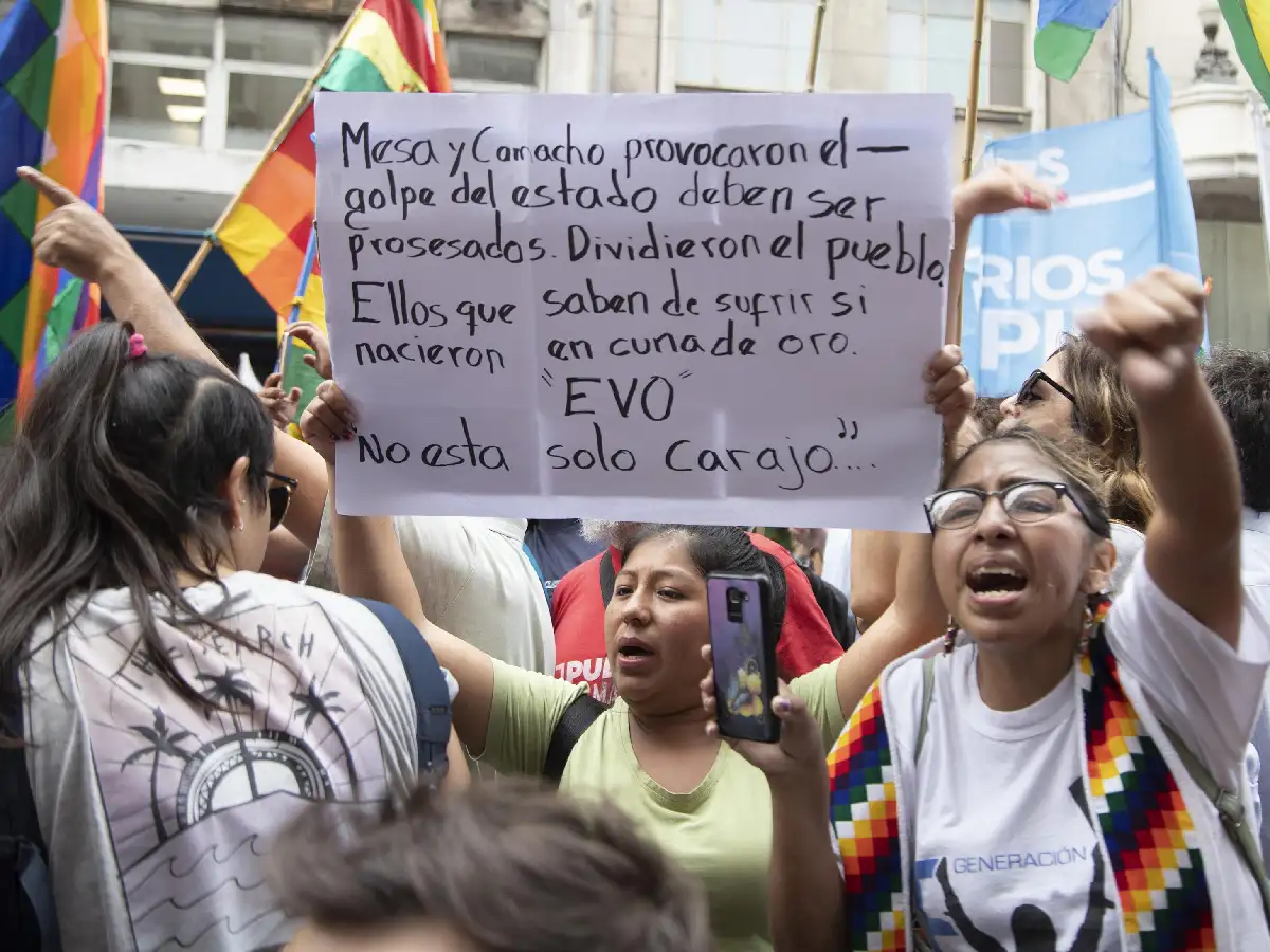 Quiebre democrático en Bolivia: expulsan a 725 trabajadores cubanos
