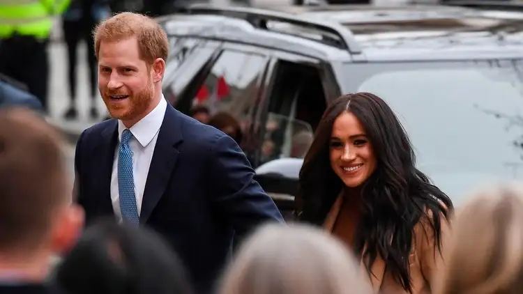 El príncipe Harry y Meghan Markle renunciaron a sus funciones en la Familia Real