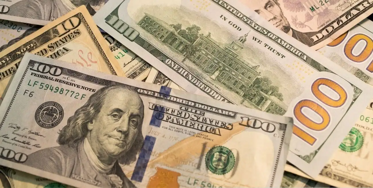 La moneda estadounidense cotizó a $1079,25 para la venta en el mercado paralelo.