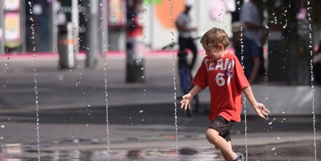 Un niño se refresca en una en un área de juegos acuáticos durante una ola de calor, en Viena, Austria. Xinhua/He Canling
