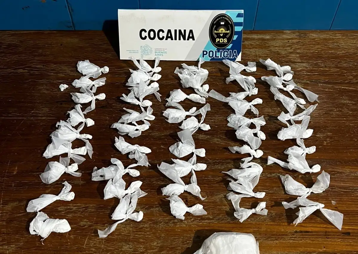 En el interior de la mochila se hallaban sustancias ilícitas y otros elementos vinculados a la comercialización.