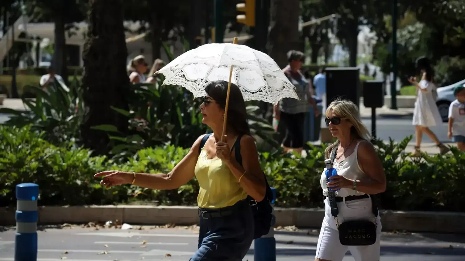 Dos mujeres se protegen de las altas temperaturas en Málaga durante la segunda ola de calor del verano Alex Zea / Europa Press