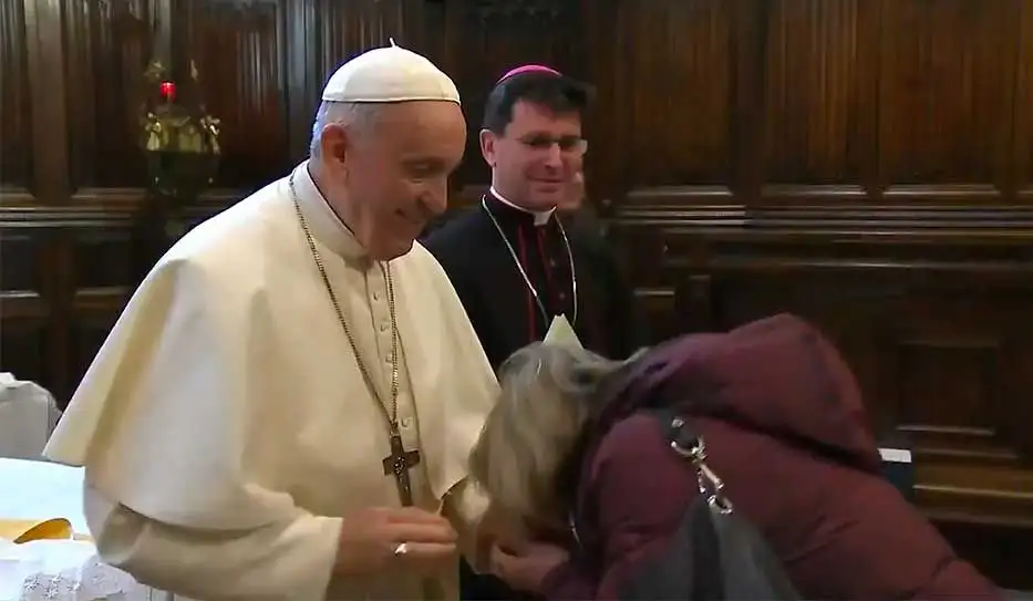 El papa explicó por qué no deja que todos besen su anillo