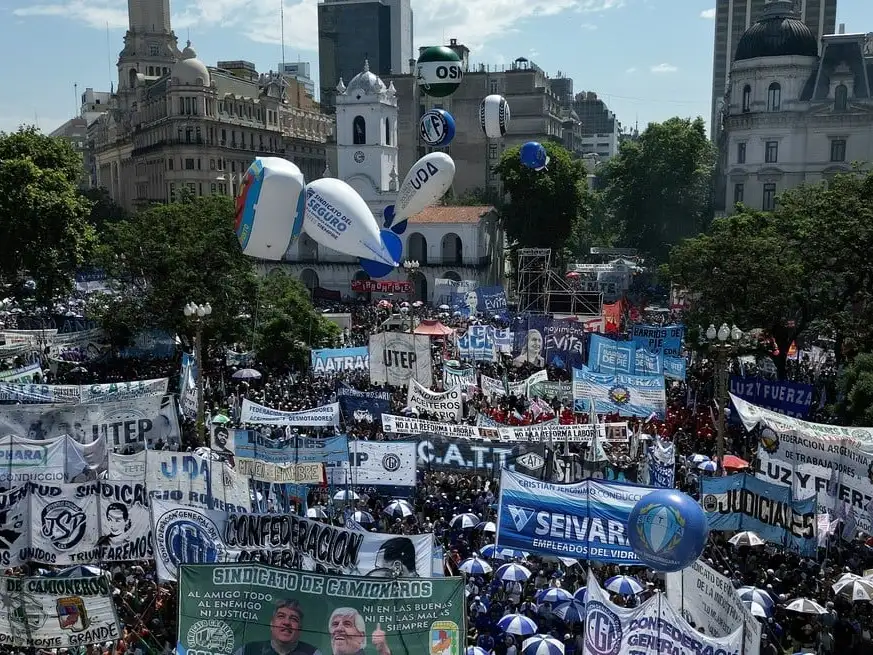 Con este adelantamiento, la cúpula busca dar un mensaje de unidad y evitar que la iniciativa del paro quede en manos de sectores externos a la conducción oficial. Reuters / Tomás Cuesta