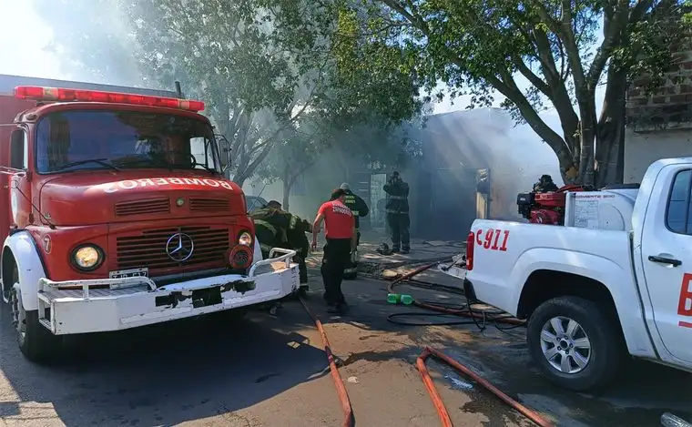 la casa afectada pertenecía a personas propensas a acumular objetos, lo que podría haber contribuido a la rápida propagación del fuego.