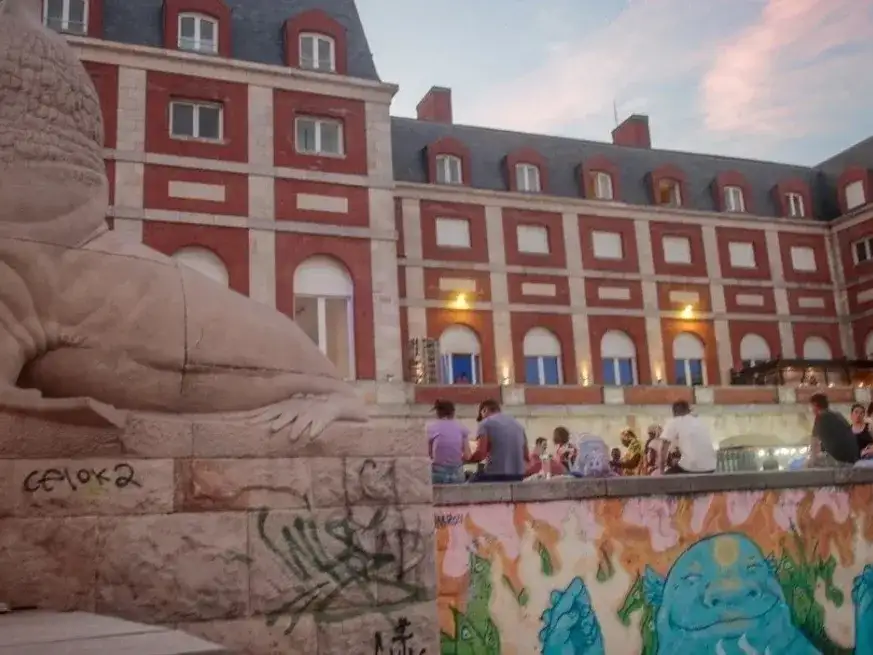 Mar del Plata vivió un fin de semana récord, con más de 158 mil visitantes y ocupación hotelera histórica.