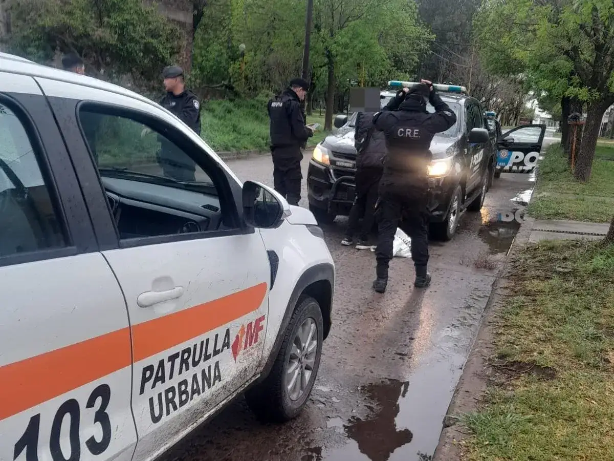 En uno de los operativos detuvieron a dos hombres por presunta violación de domicilio. Foto: Municipalidad de Firmat.