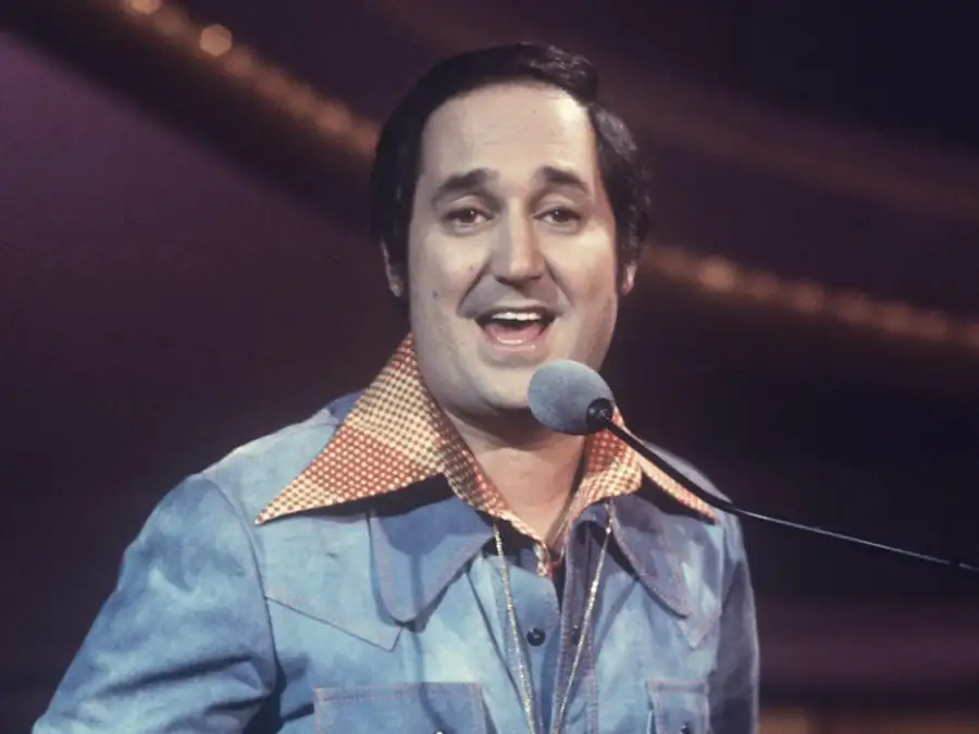 Dueño de un estilo melódico inconfundible, Sedaka se convirtió en una de las voces emblemáticas de los años 60 con canciones que atravesaron generaciones.